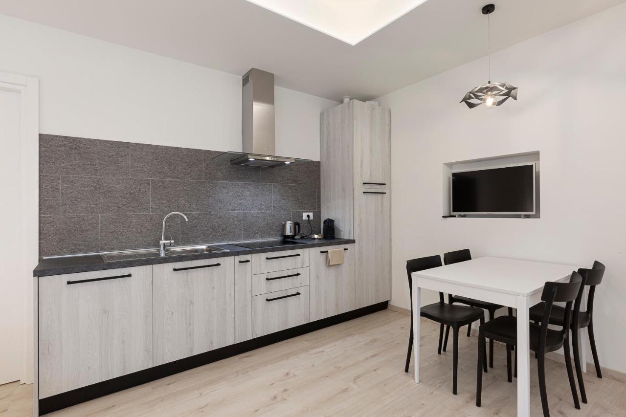 Max 14 Apartment